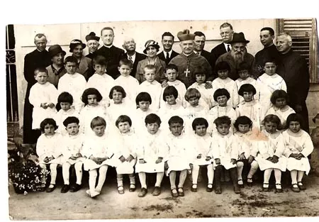 Perroncito con gli alunni asilo 1931